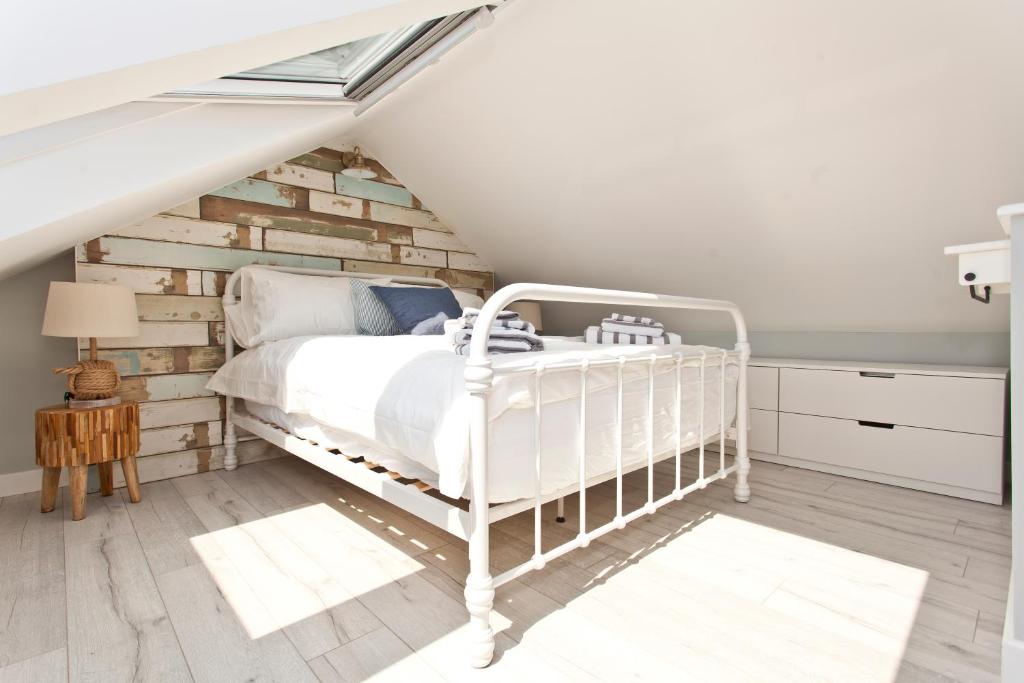Coastguard Cottage room 3